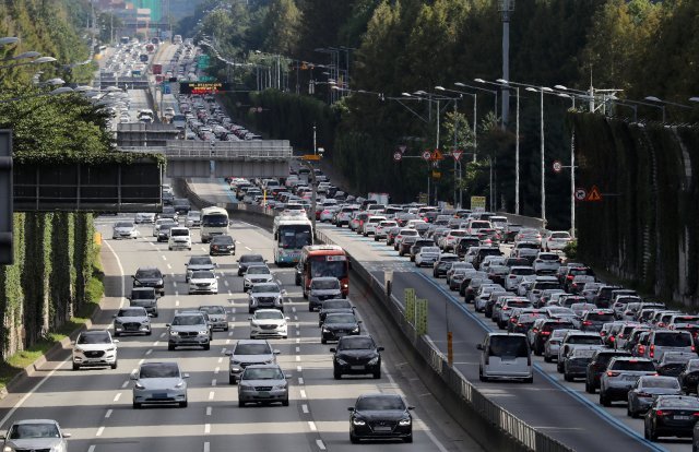 추석이었던 지난 10일 오후 서울 서초구 경부고속도로 잠원IC인근 서울방향 상행(왼쪽)과 부산방향 하행이 귀경길과 성모, 나들이객 차량으로 정체되고 있다. 뉴스1
