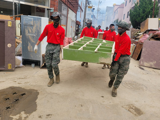 11일 오후 해병대 1사단 병력이 태풍 힌남노 피해 지역인 남구 대송면과 제철동, 동해면과 오천, 구룡포읍 등에 2800여명과 중장비 80여대를 투입 피해복구 작전을 펼치고 있다.2022.9.11/뉴스1