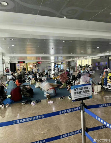 중국 소셜미디어 웨이보에 올라온 하이난성 싼야 국제공항. 코로나19의 급격한 확산에 따른 긴급 봉쇄로 비행기 운항이 취소되면서 발이 묶인 관광객들이 공항 바닥에서 잠을 자고 있다.  웨이보 캡처