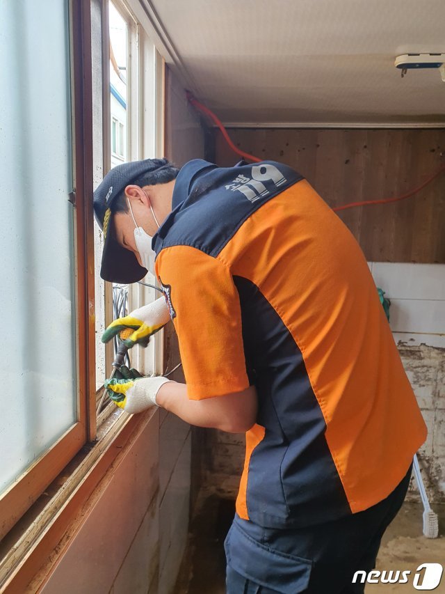 제11호 태풍 힌남노로 피해를 본 포항시 대송면 일대에서 11일 의용소방대원 및 소방대원들이 복구작업을 하고 있다. (소방청 제공) 2022.9.11