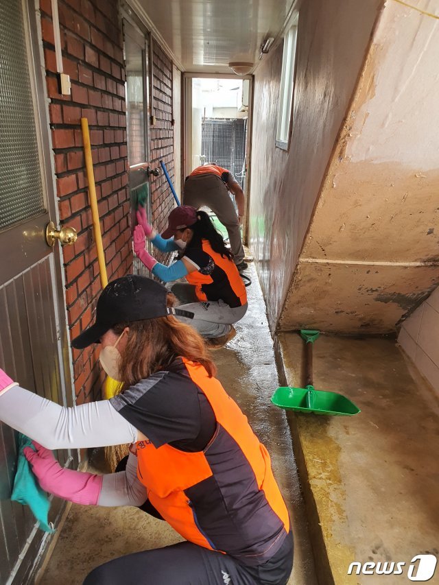 제11호 태풍 힌남노로 피해를 본 포항시 대송면 일대에서 11일 의용소방대원 및 소방대원들이 복구작업을 하고 있다. (소방청 제공) 2022.9.11