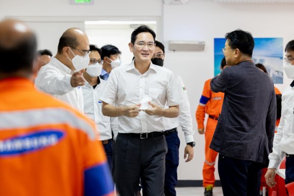 이재용 삼성전자 부회장이 10일(현지 시각) 삼성엔지니어링 도스보카스  정유공장 건설 현장을 찾아 직원들과 인사를 나누고 있다. 삼성전자 제공