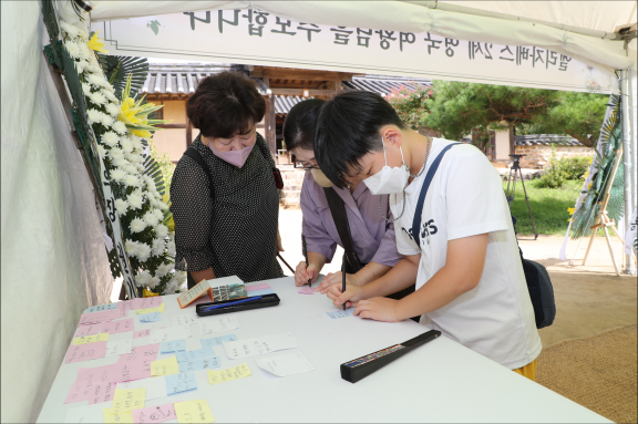 11일 경북 안동 하회마을 안에 있는 엘리자베스 2세 영국 여왕 추모 공간에서 시민들이 추모글을 남기고 있다. 안동시 제공.