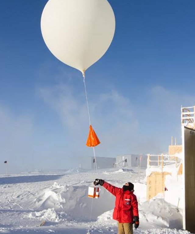 미국 해양기상국(NOAA) 연구원이 남극에서 오존층 관측기기를 날리는 모습. 미국 해양기상국 제공