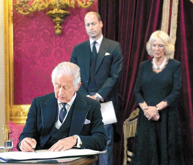 영국의 새 국왕에 즉위한 찰스 3세가 10일(현지 시간) 런던 세인트제임스궁에서 국왕 즉위 절차의 전통에 따라 스코틀랜드 국교회를 보존하겠다는 서약에 서명하고 있다. 런던=AP 뉴시스