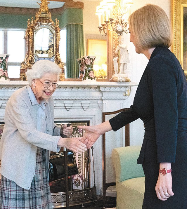 2022년 신임 英총리 접견 엘리자베스 2세 영국 여왕이 서거 이틀 전인 6일(현지 시간) 리즈 트러스 신임 영국 총리를 접견하며 악수를 하고 있다. 애버딘셔=AP 뉴시스