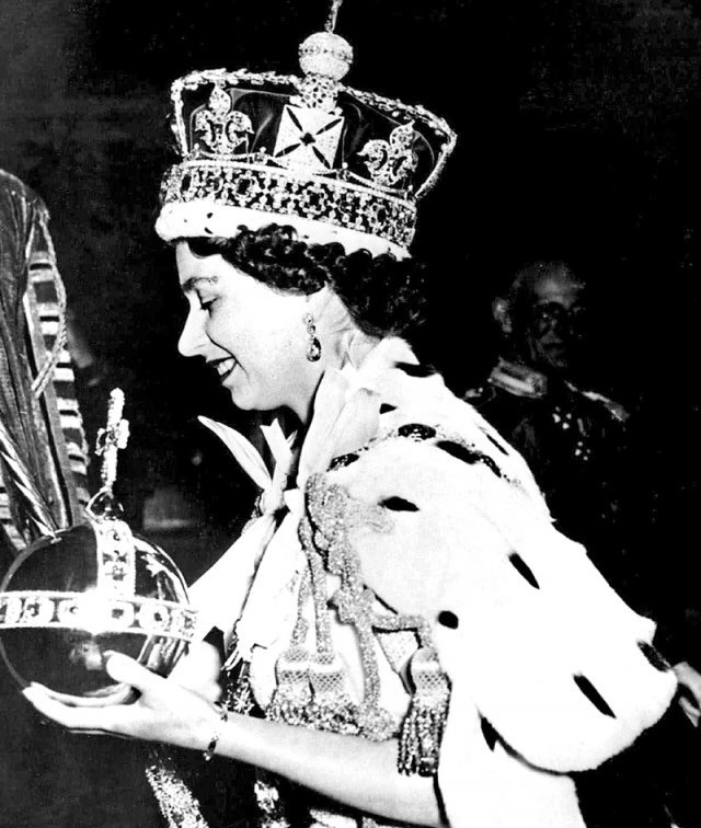 1953년 英여왕 대관식 엘리자베스 2세 영국 여왕이 1953년 6월 2일 보석으로 장식된 왕관을 쓰고 여왕 대관식을 하고 있다. 런던=AP 뉴시스