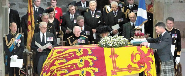 에든버러 세인트자일스 대성당서 장례미사 12일(현지 시간) 영국 에든버러의 세인트자일스 대성당에 여왕의 관이 도착해 
장례미사가 열리고 있다. 여왕의 아들들인 에드워드 왕자, 앤드루 왕자, 찰스 3세 국왕과 찰스 3세 국왕의 부인인 커밀라 파커 
볼스 왕비(왼쪽부터) 등이 스코틀랜드 귀족인 해밀턴 공작이 관 위에 스코틀랜드의 왕관을 올려놓는 모습을 지켜보고 있다. 여왕의 
관은 이날 처음으로 일반에 공개됐다. 에든버러=AP 뉴시스