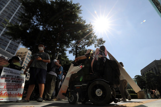 전국장애인차별철폐연대 회원들이 8일 서울 중구 서울시청 앞에서 장애인 권리예산 보장 등을 촉구하며 시민권 쟁취 결의대회를 갖고 있다. 2022.9.8/뉴스1