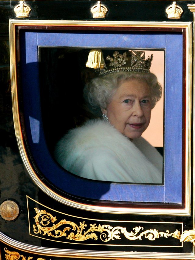 2007년 11월 6일  런던에서 열리는 의회 개회식에 참석하기 위해 버킹엄 궁전을 떠나고 있는 엘리자베스 2세 여왕. 뉴시스