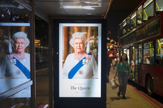 9일(현지시간) 엘리자베스 여왕의 추모사진이 런던의 버스 정류장에 설치됐다. 런던=AP/뉴시스