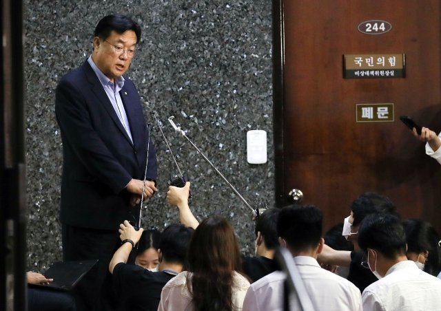 정진석 국민의힘 비상대책위원장이 12일 오후 서울 여의도 국회에서 열린 주요당직자회의를 마친 뒤 기자들의 질문에 답하고 있다. 사진공동취재단