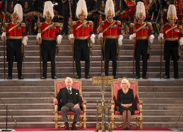 찰스 3세와 왕비 카밀라가 12일(현지시간) 런던의 웨스트민스터 홀에 앉아 엘리자베스 2세 여왕의 서거에 애도를 표하고 있다. 런던=AP/뉴시스