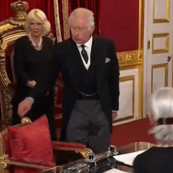 엘리자베스 2세 영국 여왕의 서거로 왕위를 계승한 찰스 3세가 지난 10일 즉위식에서 책상 위에 놓인 물건을 치우라며 손짓하고 있는 모습. (트위터 갈무리)