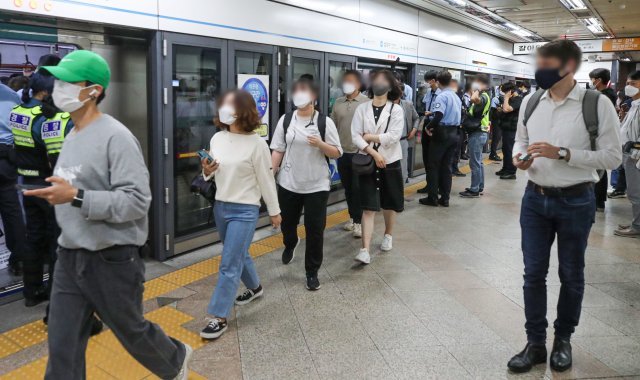 13일 오전 서울 용산구 삼각지역에서 전국장애인차별철폐연대(전장연) 주최로 열린 ‘제36차 출근길 지하철 탑니다’ 행진으로 시민들이 출근길에 불편을 겪고 있다. 뉴시스