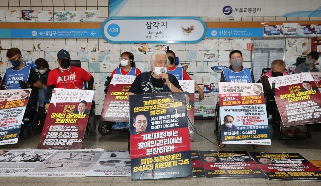 박경석 전국장애인차별철폐연대(전장연) 대표가 13일 오전 서울 용산구 삼각지역에서 열린 ‘제36차 출근길 지하철 탑니다’ 기자회견에서 발언하고 있다. 뉴시스