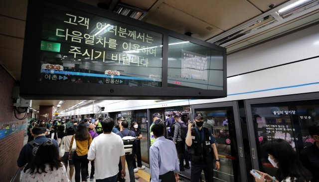 추석 명절 후 첫 출근이 시작된 13일 오전 서울 지하철 4호선 삼각지역에서 시민들이 전국장애인차별철폐연대(전장연)의 출근길 지하철 시위로 불편을 겪고 있다.

전장연은 출근길 시위를 벌이며 장애인 권리 예산 보장과 장애인 권리 법안 통과 등을 촉구하고 있다. 뉴스1