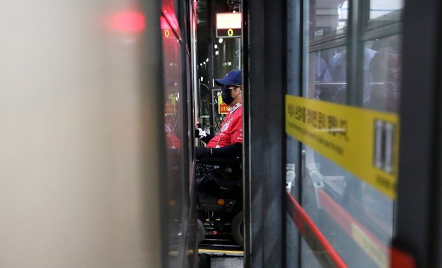 전국장애인차별철폐연대(전장연) 소속 활동가들이 추석 명절 후 첫 출근이 시작된 13일 오전 서울 지하철 4호선 삼각지역에서 장애인 권리 예산 보장을 촉구하며 탑승시위를 하고 있다.

전장연은 이날 오전 7시 30분 지하철 4호선 삼각지역에서 9호선 국회의사당역까지 2개 팀으로 나누어 지하철 탑승 시위를 벌였다. 

전장연은 출근길 시위를 벌이며 장애인 권리 예산 보장과 장애인 권리 법안 통과 등을 촉구하고 있다. 뉴스1