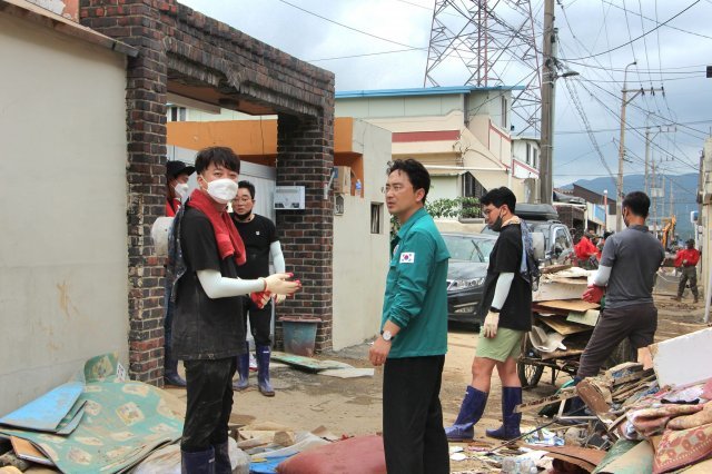 국민의힘 김병욱 의원이 지난 11일 경북 포항시 남구 대송면 주택가 태풍 힌남노 수해 지역 복구 현장에서 이준석 전 대표를 만났다며 게시한 사진. 김병욱 의원 페이스북 캡처