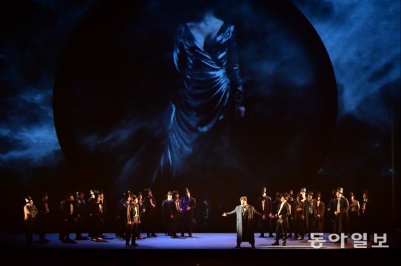 2019년 국립오페라단이 공연한 ‘호프만의 이야기’ 프롤로그(서막) 장면. 국립오페라단 제공
