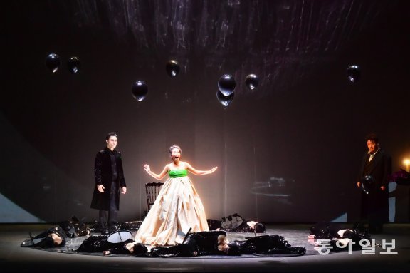 2019년 국립오페라단이 무대에 올린 ‘호프만의 이야기’에서 소프라노 윤상아가 ‘인형의 아리아’를 노래하고 있다. 국립오페라단 제공