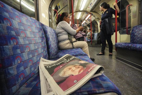 12일(현지 시간) 영국 엘리자베스 2세 여왕 타계 관련 지면을 담은 신문이 런던 지하철에 놓여 있다. 런던=AP 뉴시스