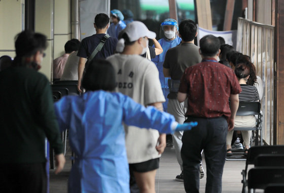13일 오전 서울 송파보건소에 마련된 신종 코로나바이러스 감염증(코로나19) 선별진료소에서 의료진이 검사 받으러 온 시민들을 안내하고 있다. 2022.9.13/뉴스1