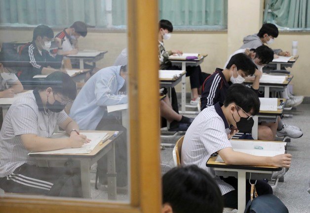 수험생들이 2023학년도 대학수학능력시험 9월 모의평가를 치르고 있다. 2022.8.31/뉴스1