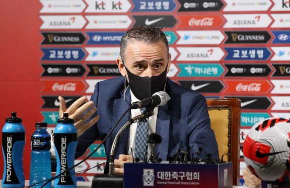 파울루 벤투 한국 축구 국가대표팀 감독이 13일 서울 종로구 신문로 축구회관에서 9월 A매치 대표팀 명단을 발표한 뒤 기자회견을 하고 있다. 뉴시스