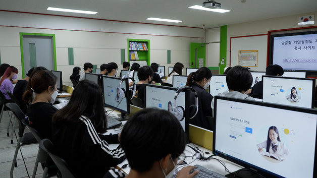 컴퓨터 기반 학업성취도 자율평가에 응시 중인 학생들. 교육부 제공