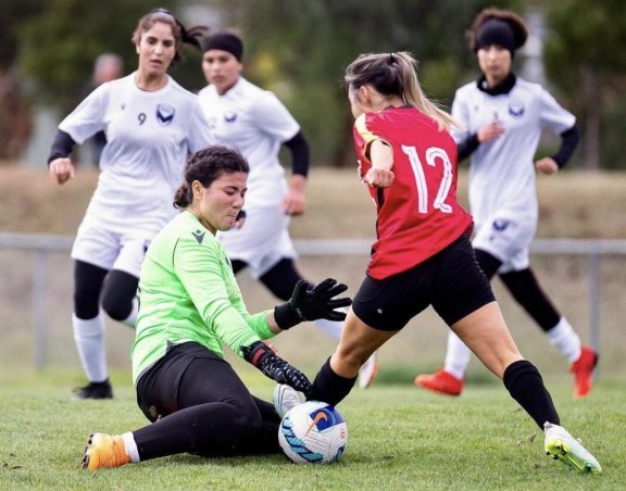 아프간 여자축구 국가대표팀 주전 골키퍼이자 대표팀 주장인 파티(19)가 상대 공격수의 슛팅을 막아내고 있다.  아프간여자축구팀 트위터