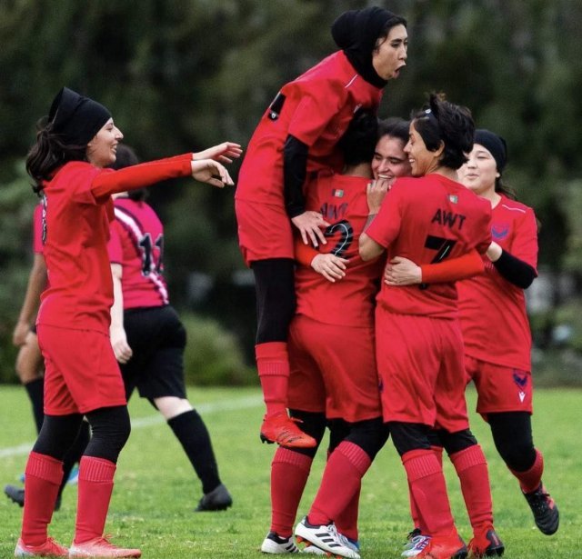아프간 탈출 8개월 만인 올 4월 호주에서 한 여자프로팀과 첫 경기를 치른 아프간 여자대표팀 선수들. 골을 넣고 기뻐했지만 곧 오프사이드 판정이 나 무효가 됐다. 경기는 0대0으로 비겼다.  아프간여자축구팀 트위터