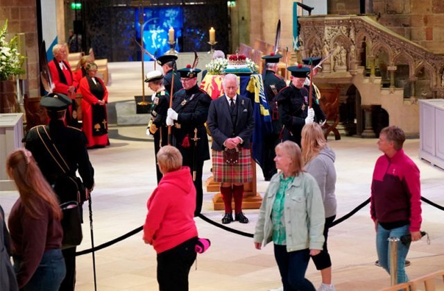 ‘어머니관’ 앞에 선 찰스 3세 국왕 12일 스코틀랜드 에든버러 세인트자일스 대성당에서 영국 엘리자베스 2세 여왕의 
아들인 찰스 3세 국왕이 스코틀랜드 전통 의상인 킬트를 입고 여왕의 관 앞에 서 있다. 관 왼쪽에는 여왕의 딸인 앤 공주가 서 
있다. 여왕의 자녀들이 관을 둘러싸고 서 있는 모습을 시민들이 보고 있다. 에든버러=AP 뉴시스