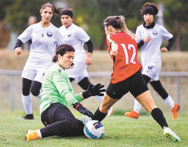 아프간 여자 축구 국가대표팀 골키퍼이자 주장인 파티가 상대 팀의 슛을 막아내고 있다. 여자 축구 선수들은 지난해 8월 말 아프간을 장악한 탈레반의 주요 제거 대상이었다. 사진 출처 아프간 여자 축구 국가대표팀 트위터