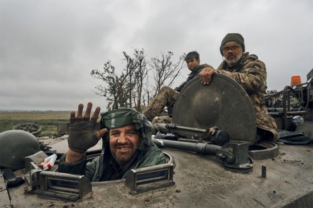 우크라軍, 러 점령지 수복 12일(현지 시간) 우크라이나군이 탈환한 하르키우 지역에서 군용 차량에 탄 우크라이나 병사가 미소 짓고 있다. 우크라이나군은 북동부 러시아군 점령지를 수복했으며 러시아군을 국경까지 몰아냈다고 밝혔다. 하르키우=AP 뉴시스