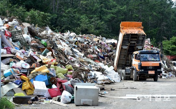 13일 오후 경북 포항시 남구 구룡포축구장에 마련된 재난쓰레기 임시 적환장에 각 피해지역에서 수거된 쓰레기가 쌓이고 있다. 포항=뉴시스