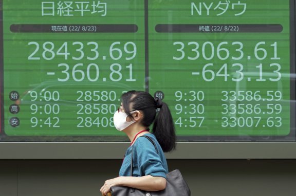 일본 도쿄에서 한 시민이 닛케이평균주가가 표시된 전광판 앞을 지나가고 있다. 뉴시스