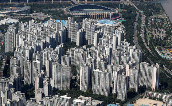 7일 서울 송파구 롯데월드타워 서울스카이에서 바라본 잠실 아파트 단지 모습. 뉴스1