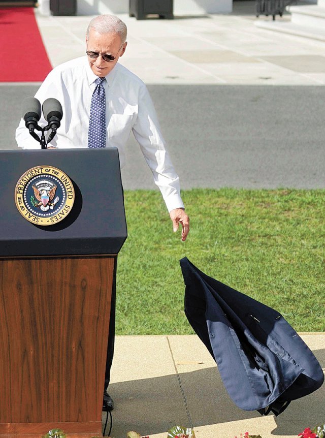 바이든, 재킷 벗고 연설 조 바이든 미국 대통령이 13일 워싱턴 백악관 정원에서 인플레이션감축법 관련 연설을 하던 중 재킷을 벗어 내려놓고 있다. 워싱턴=AP 뉴시스