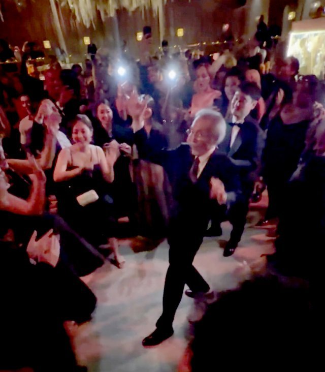 12일(현지 시간) 에미상 시상식 후 넷플릭스가 주최한 애프터 파티에서 배우 오영수가 관절을 꺾는 ‘꺾기 춤’을 선보였다. 미나 해리스 트위터 캡처
