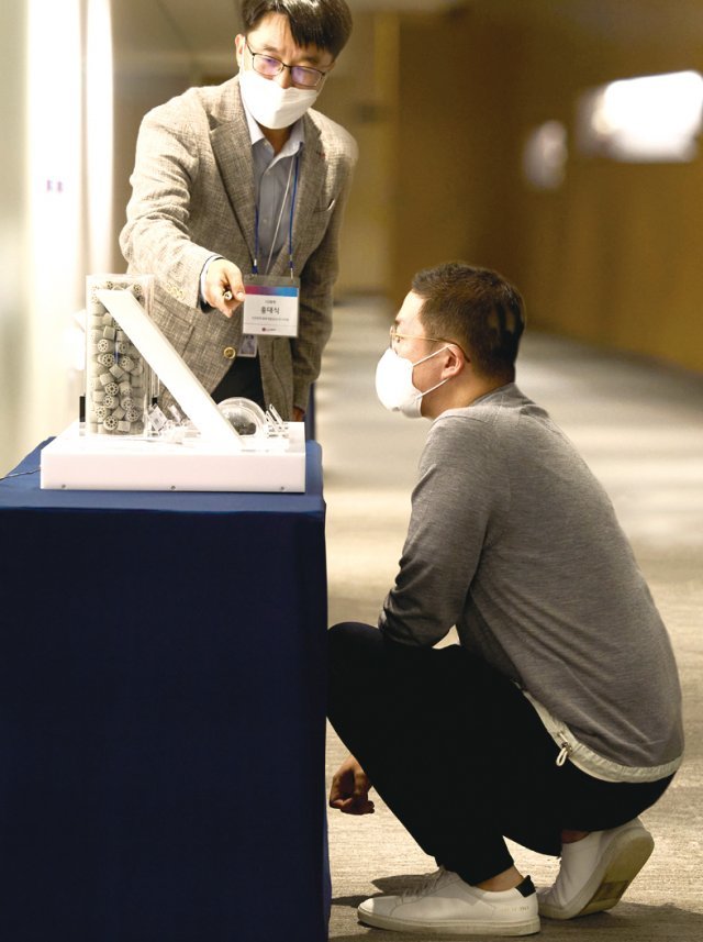구광모 ㈜LG 대표(오른쪽)가 서울 마곡 LG사이언스파크의 LG화학 연구소에서 촉매를 활용한 탄소 저감 기술을 설명하는 직원의 말을 경청하고 있다. LG제공