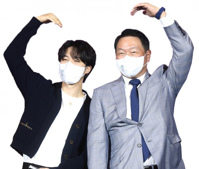 Chey Tae-won(right), Co-chair of the Bid Committee for the Worle Expo 2030 Busan is making a heart sign of love with Jimin(left), member of the K-pop group BTS, Honorary Ambassador to the World Expo 2030 Busan.