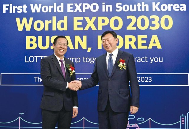 Chairman of Lotte Corporations Shin Dong-bin(right) met Mr. Phan Van Mai, Chairman of Ho Chi Minh City People’s Committee(left), at the groundbrdaking cefemony of the Thu Theim Eco-Smart City Project in Vietnam. Chairman Shin urged him to support Busan to host the World Expo 2030.
