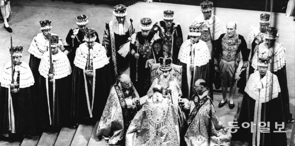 1953년 6월 2일 거행된 엘리자베스 2세 여왕 대관식. TV를 통해 생중계된 첫 대관식이다.바이라인: 영국 왕실 홈페이지