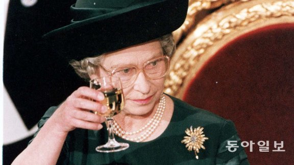 1992년 11월 런던 길드홀에서 열린 즉위 40주년 기념식에서 “끔찍한 해(annus horribilis)였다”고 되돌아본 여왕. 영국 왕실 홈페이지