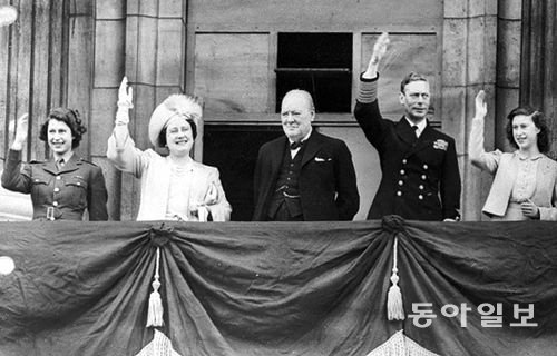 1945년 유럽 전승일에 버킹엄궁 발코니에서 군중들과 기쁨을 나누는 조지 6세 국왕(오른쪽 두 번째). 윈스턴 처질 총리(가운데)와 당시 18세의 여왕(왼쪽)의 모습도 보인다. 위키피디아