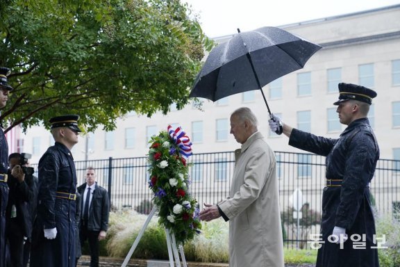 비가 오는 가운데 워싱턴 근교 국방부 청사 앞에서 열린 9·11 테러 21주년 추모식에서 헌화하는 조 바이든 미국 대통령. 백악관 홈페이지
