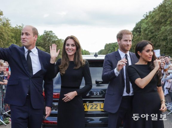 여왕 타계 후 윈저성 앞에서 추모객들에게 인사를 답하는 윌리엄 왕세자 부부(왼쪽)와 해리 왕자 부부(오른쪽). 윌리엄 왕세자와 해리 왕자가 공식석상에 함께 등장한 것은 2021년 필립공 장례식 후 1년 5개월 만이다. 영국 왕실 홈페이지