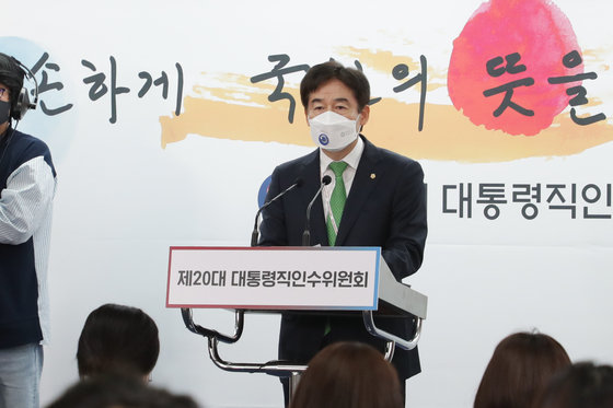 이용호 정무사법행정분과 간사가 21일 서울 종로구 통의동 인수위 사무실에서 ‘검수완박’(검찰 수사권 완전 박탈) 추진에 대한 정무사법행정분과 추가 발표를 하고 있다. 2022.4.21/뉴스1 ⓒ News1 인수위사진기자단