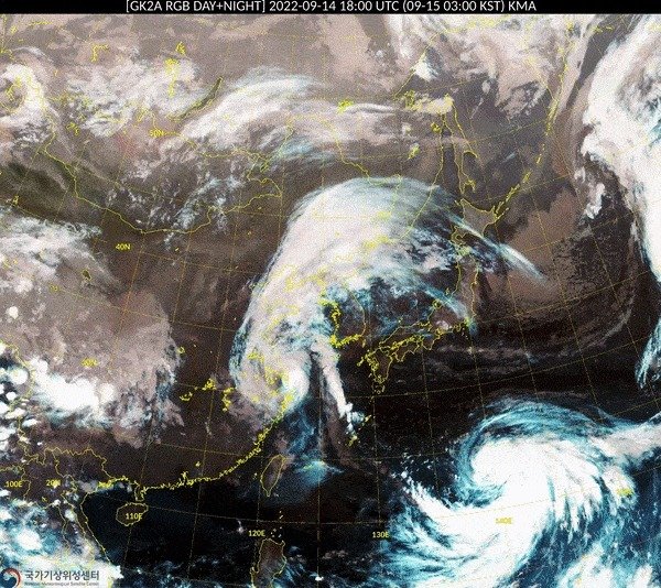 15일 오전 3시부터 오전 10시10분까지 천리안 2A 기상위성에서 관측한 동아시아 인근 RGB 주야간 합성 영상. 기상청 제공